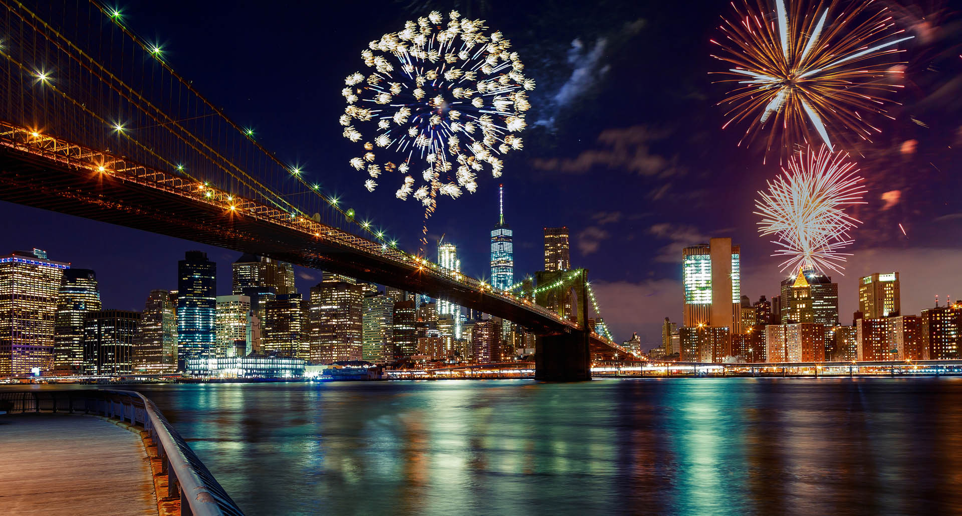 Бруклинский мост фейерверк. New York City Fireworks. Красивые салюты над Нью Йорком фото. City Holiday.